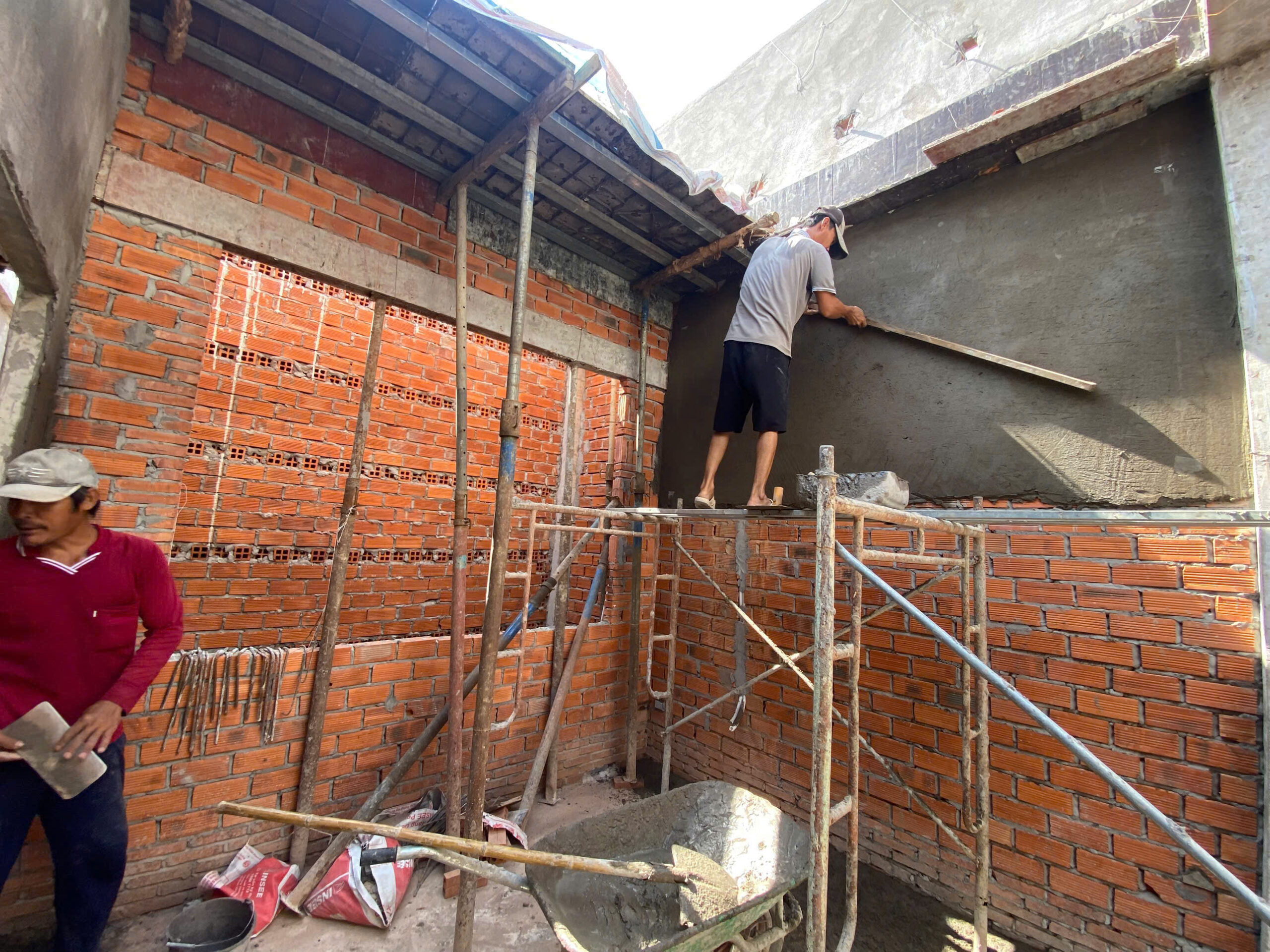 gã phụ hồ hiểu nghề 04