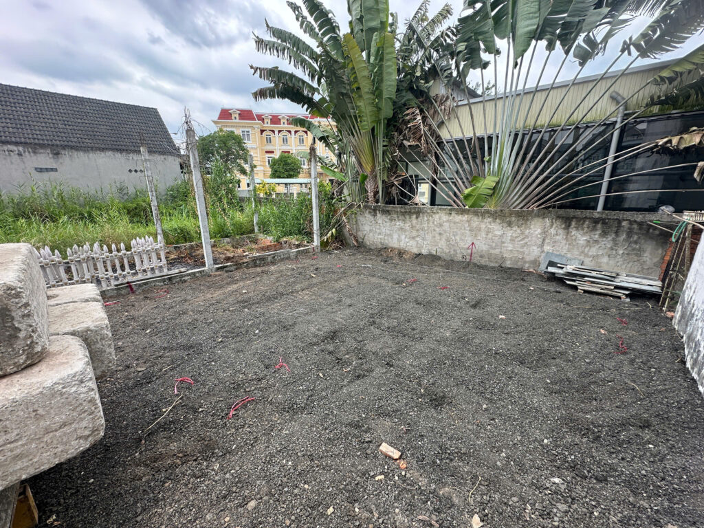 Mảnh đất trống đã san phẳng còn giăng dây mực đỏ đánh dấu — buổi đầu gặp chủ nhà tại khu đất