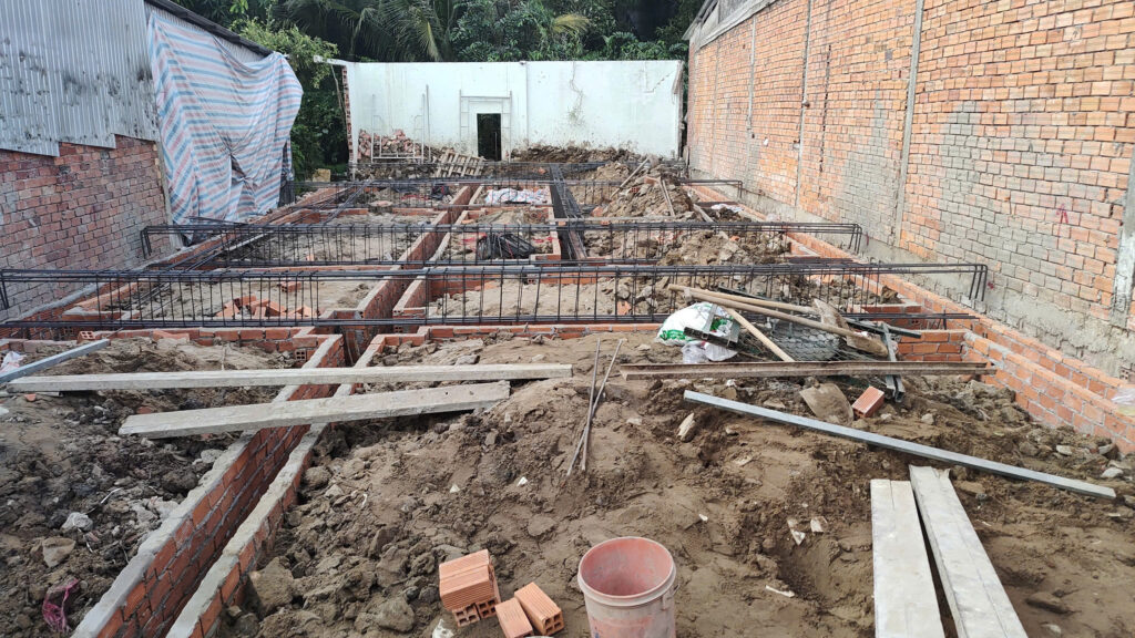 Hố móng với lồng thép đà kiềng đặt trong rãnh — bước đầu khi bóc tách khối lượng nhà phố