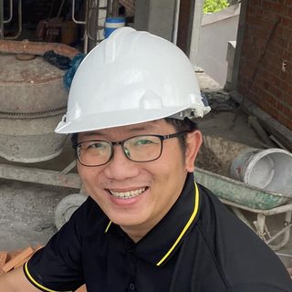 Chân dung KS. Ngô Đình Khuôn đội nón bảo hộ tại công trình