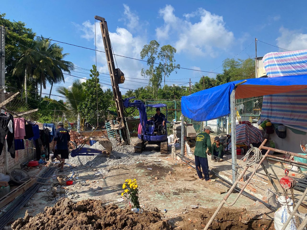 Công trình nhà dân miền Tây ngày khởi công, đang ép cọc