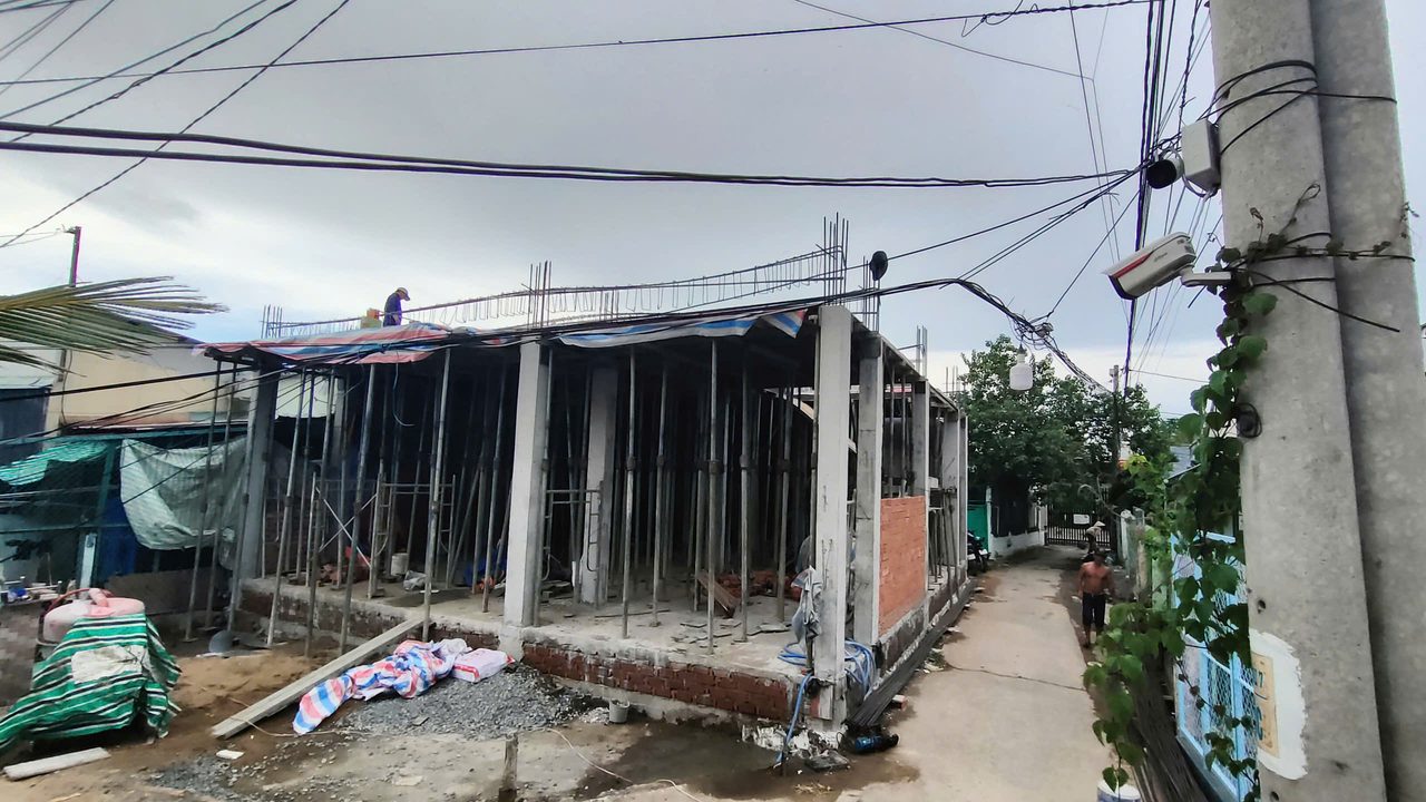 Thi công cột và chống cốp pha sàn tầng nhà phố