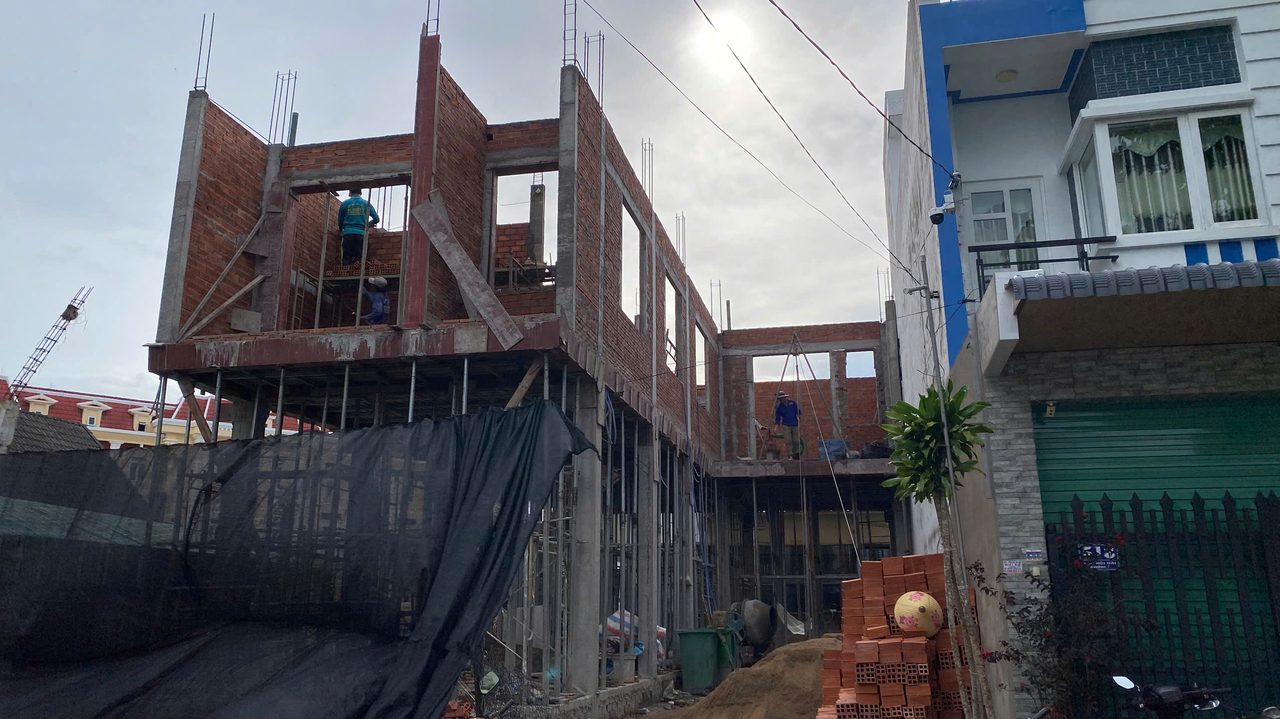 Nhà phố hai tầng đang thi công phần thô, giàn giáo
