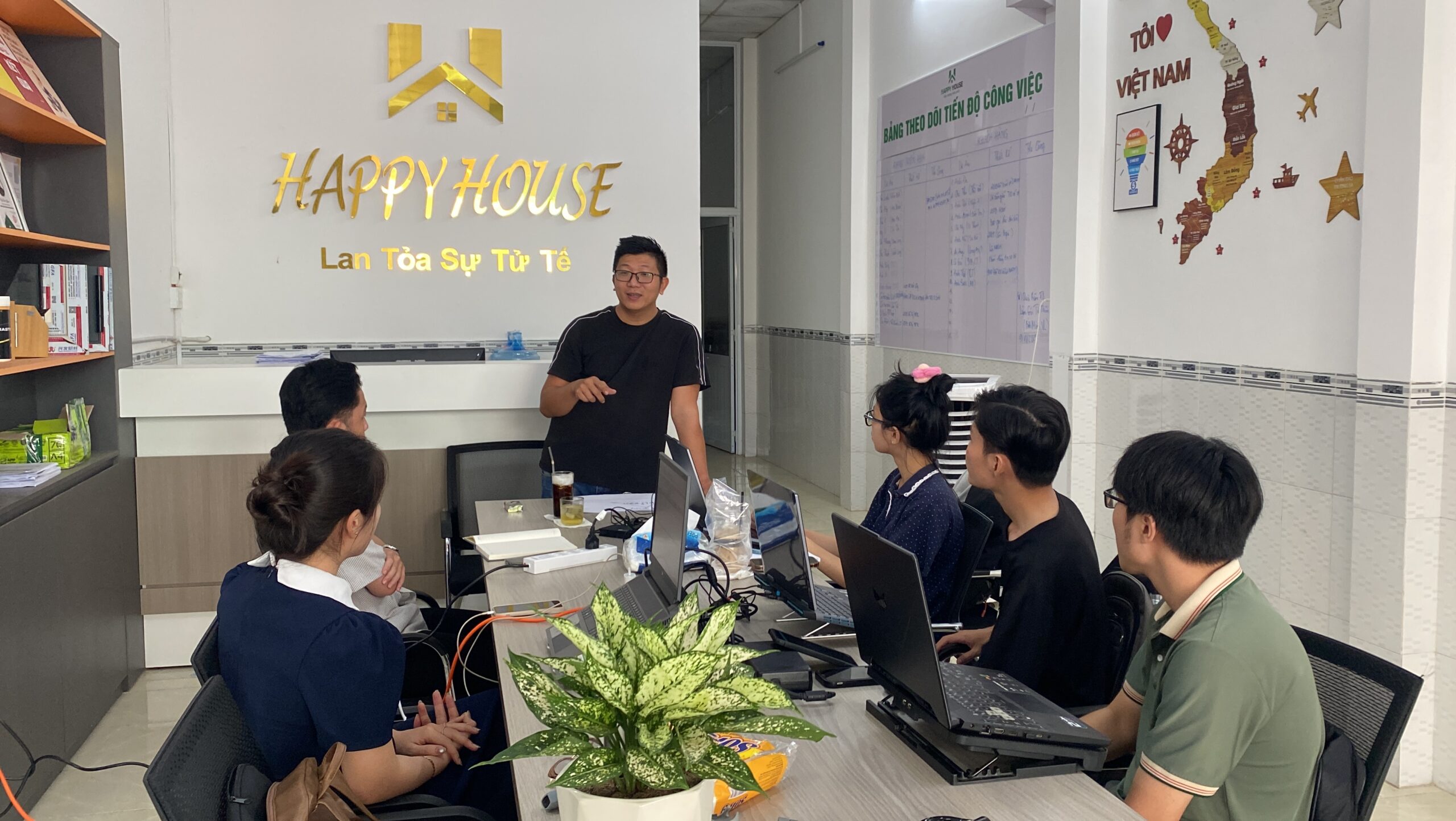 KS. Ngô Đình Khuôn hướng dẫn đội kỹ sư tại văn phòng HappyHouse