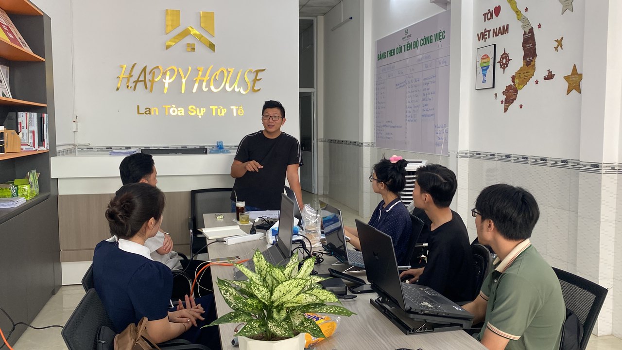 Ngô Đình Khuôn đứng chỉ việc cho nhóm kỹ sư tại văn phòng HappyHouse