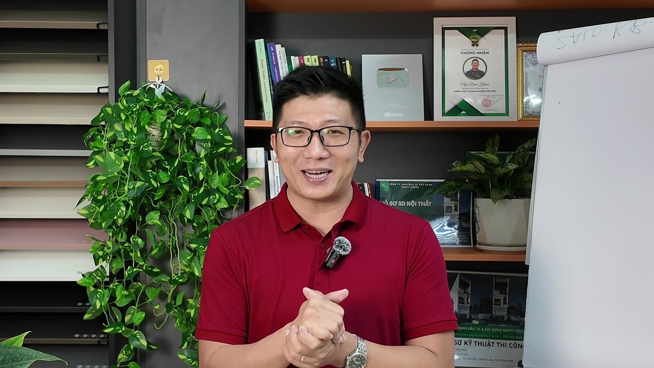 Ngô Đình Khuôn ngồi quay một bài trong chuỗi video Chủ Nhà Thông Thái