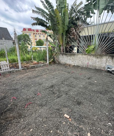 Mảnh đất trống đã san phẳng còn giăng dây mực đỏ đánh dấu — buổi đầu gặp chủ nhà tại khu đất